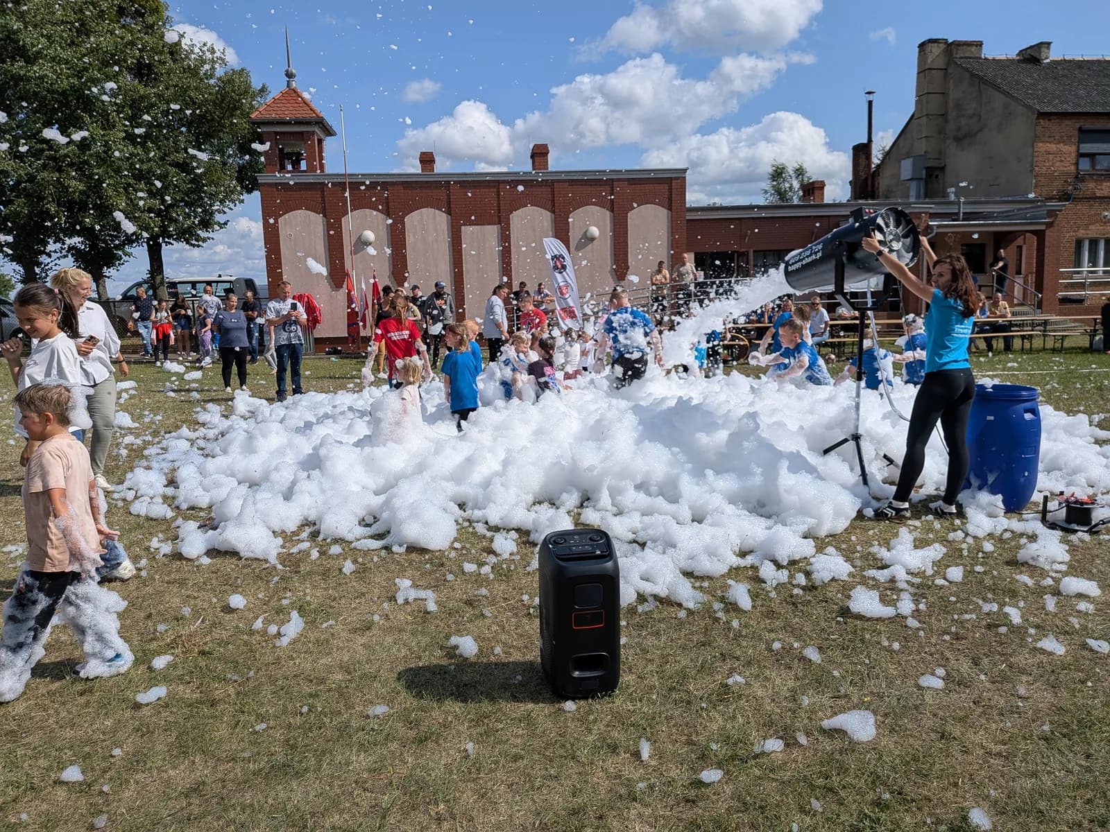 Uczestnicy obozu strażackiego i festynu wiejskiego w Studziannie bawiący się w pianie